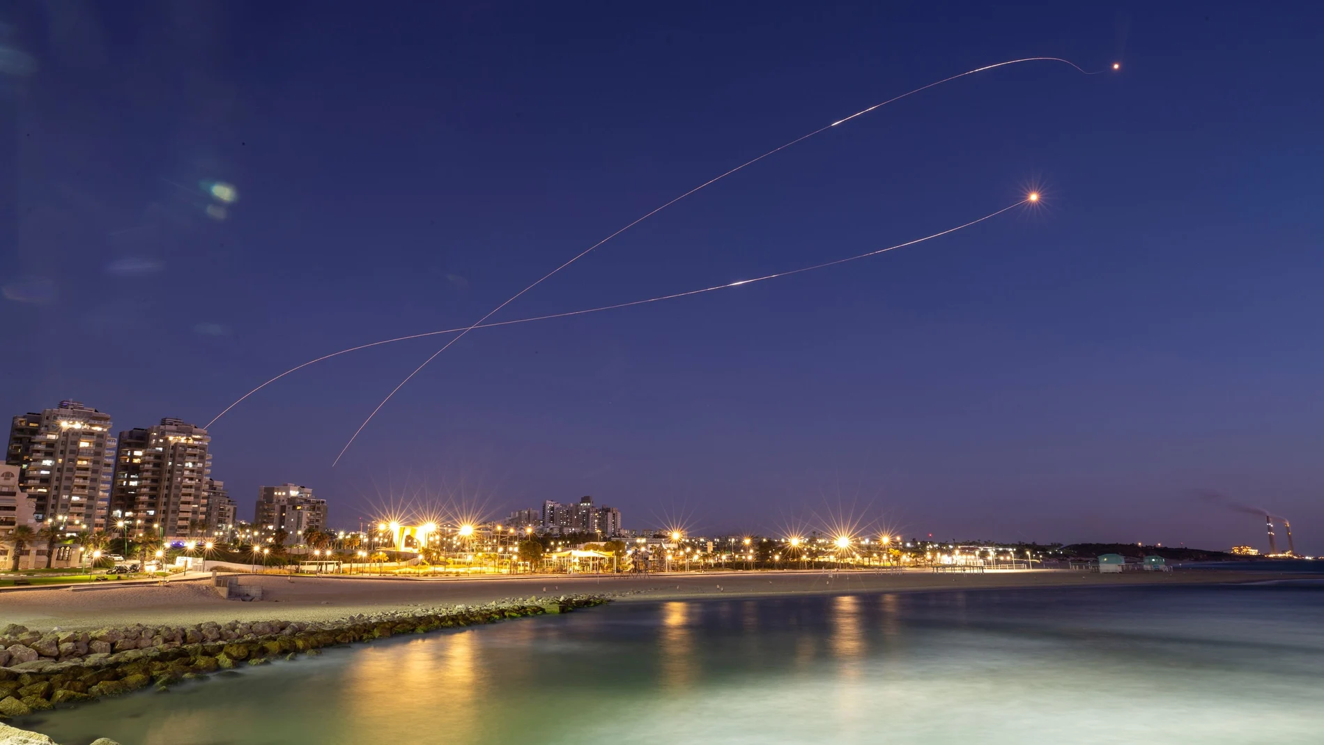 El sistema israelí Cúpula de Hierro intercepta en Ashkelon los misiles lanzados desde Gaza