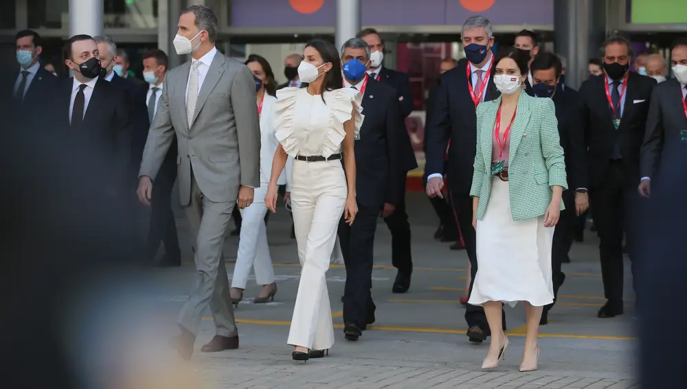 Los reyes, Felipe VI y Letizia Ortiz, acompañados de la presidenta de la Comunidad de Madrid, Isabel Díaz Ayuso (d), asisten a la inauguración de Fitur 2021, a 19 de mayo de 2021, en IFEMA, Madrid, (España).