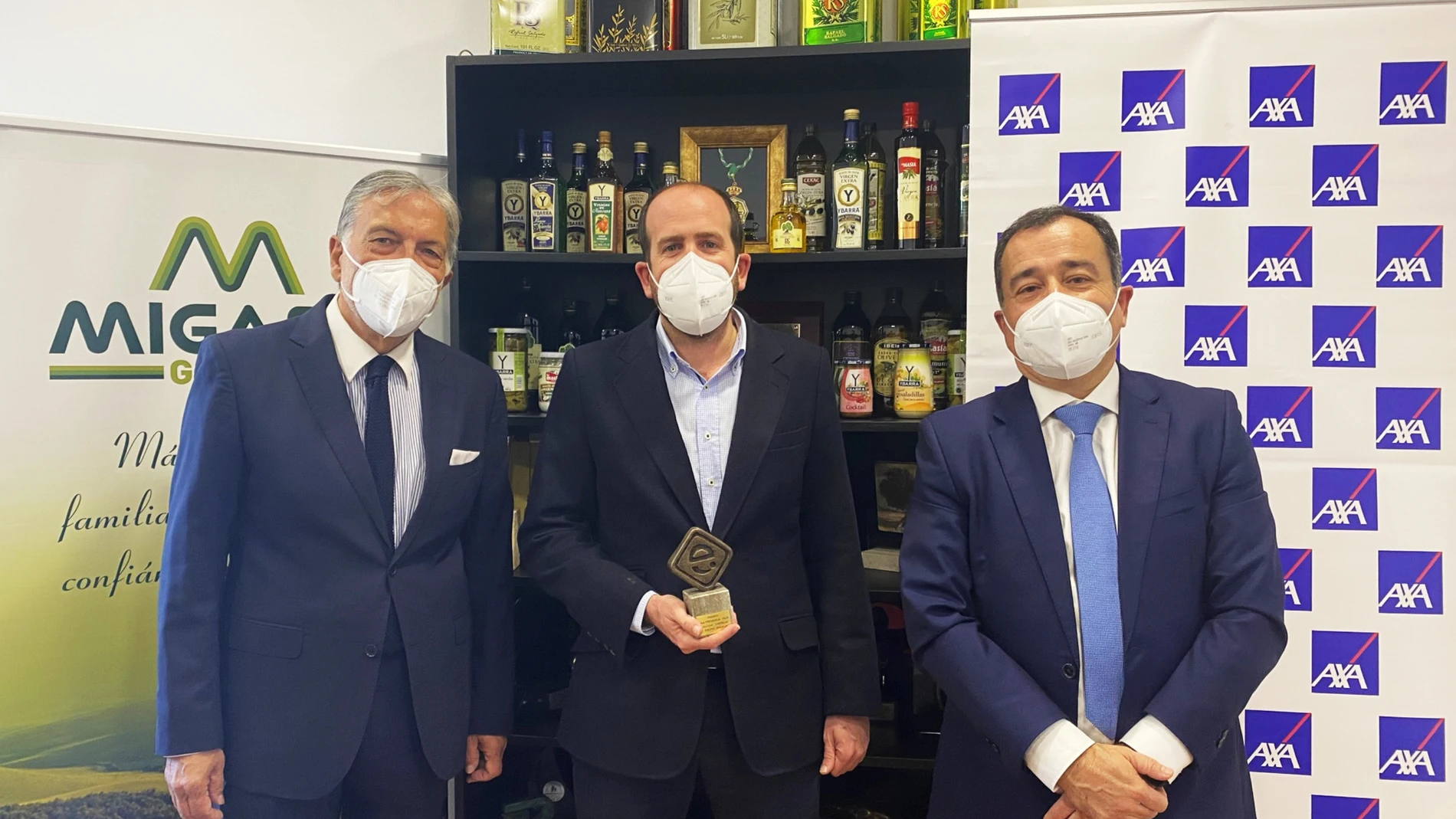 El presidente del Grupo Migasa, Diego Gallego, sostiene el premio otorgado por AXA
