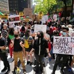 Partidarios pro palestinos se manifiestan frente al consulado israelí tras el estallido de la violencia israelí-palestina en Manhattan, Nueva York, el pasado 18 de mayo