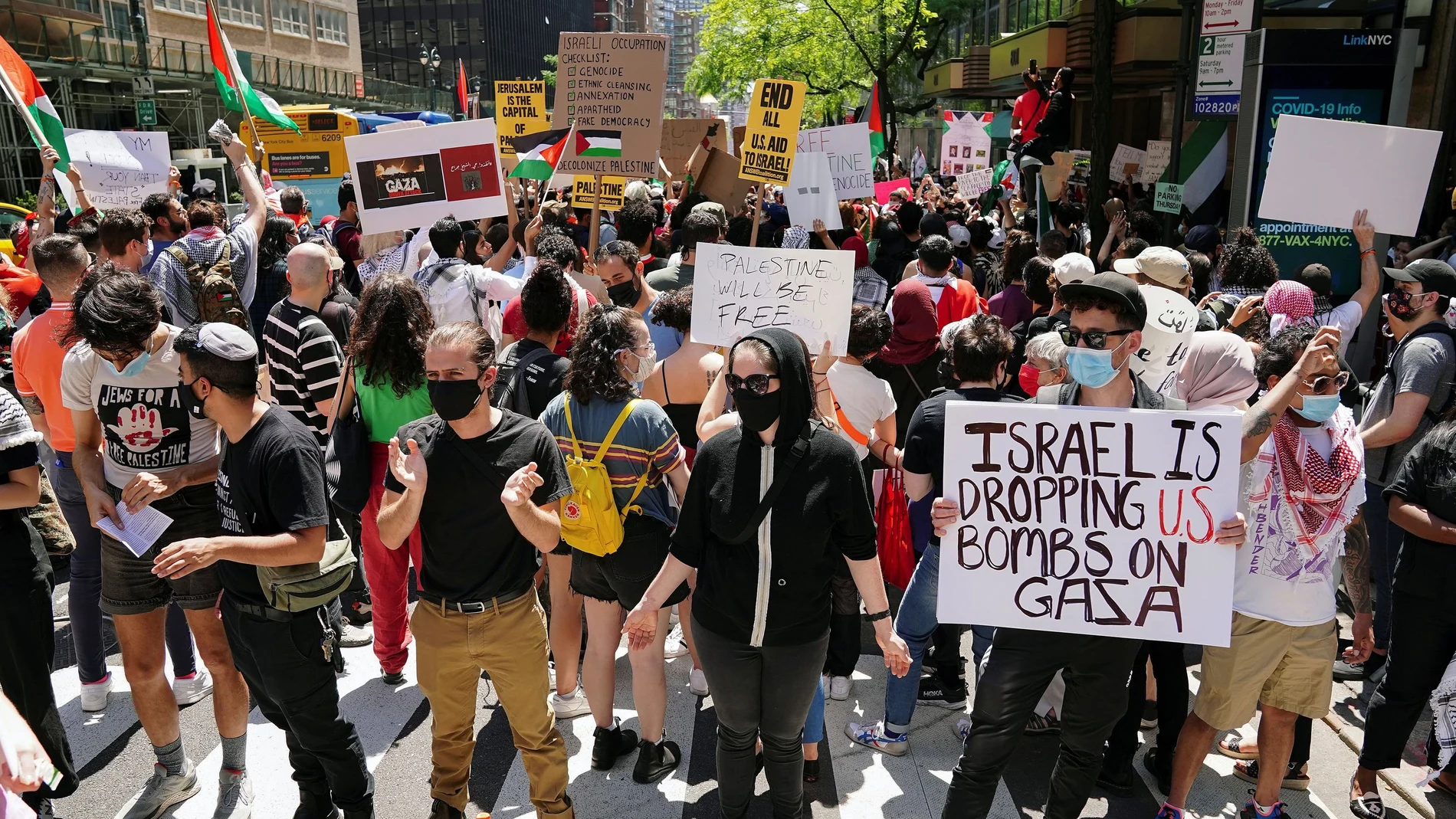 Partidarios pro palestinos se manifiestan frente al consulado israelí tras el estallido de la violencia israelí-palestina en Manhattan, Nueva York, el pasado 18 de mayo