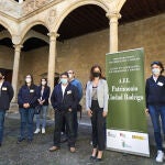 La consejera de Empleo e Industria, Ana Carlota Amigo, con los alumnos del programa mixto de formación y empleo "Patrimonio Ciudad Rodrigo"