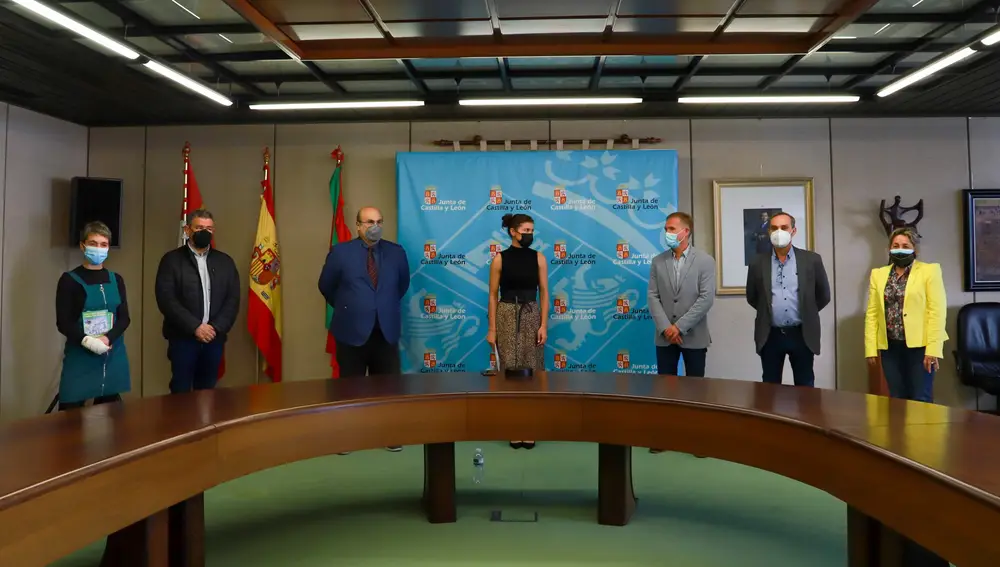 La delegada territorial de la Junta en Zamora, Clara San Damián, y el director provincial de Educación, Fernando Prada, presentan los nuevos ciclos de FP en Zamora.