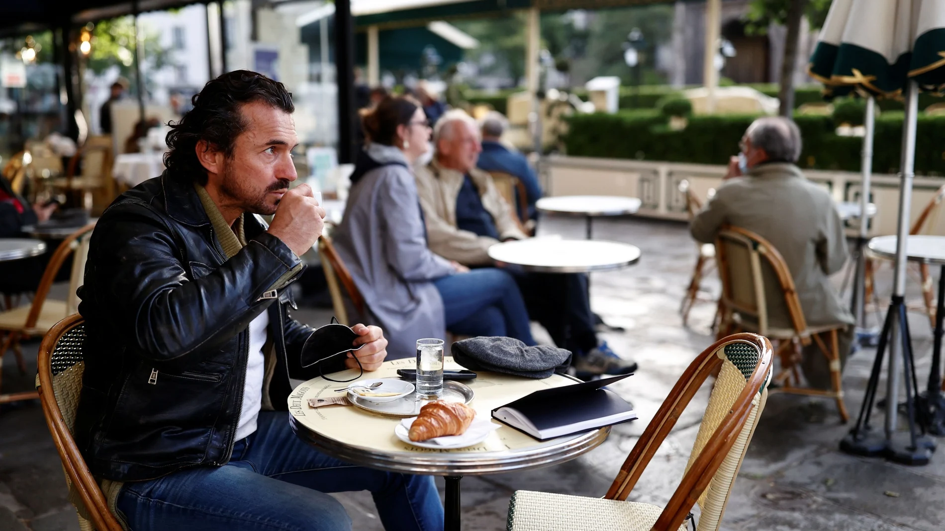 Cliente tomándose un café en una terraza REUTERS/Christian Hartmann