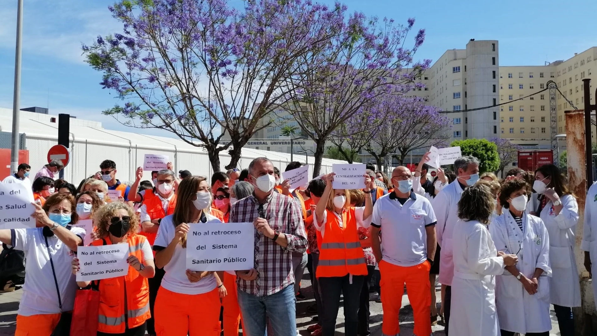 Sanitarios muestran en Alicante su "total enfado" por la centralización del CICU en Valencia: "Un minuto puede ser vital"