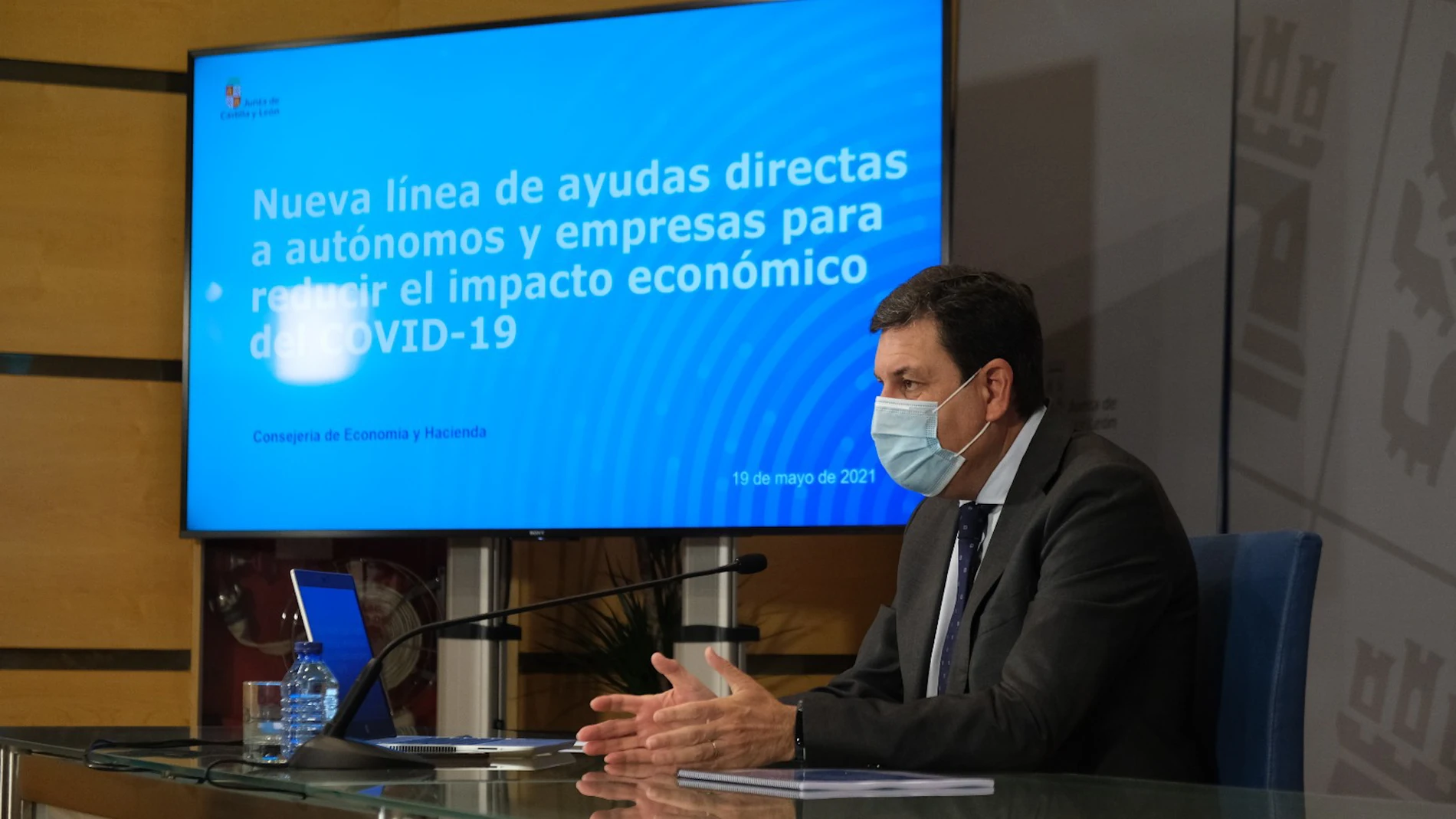 El consejero de Economía y Hacienda, Carlos Fernández Carriedo, presenta las nuevas líneas