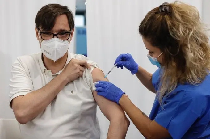 Illa recibe, ahora sí, la primera dosis de la vacuna 