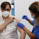 Salvador Illa recibe la primera dosis de la vacuna contra el coronavirus