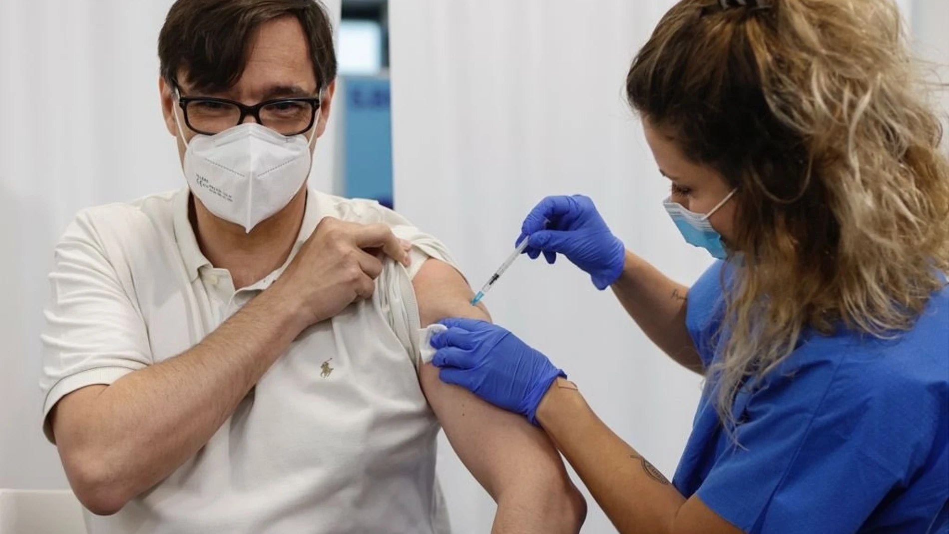 Salvador Illa recibe la primera dosis de la vacuna contra el coronavirus