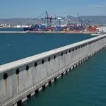 La huelga de transportistas en el puerto de Castellón afecta a las líneas navieras.