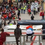 En la imagen decenas de menores llegados solos a Ceuta esperan para hacerse las pruebas de covid