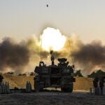 Un carro de combate israelí lanza proyectiles contra objetivos de Hamás en la Franja de Gaza