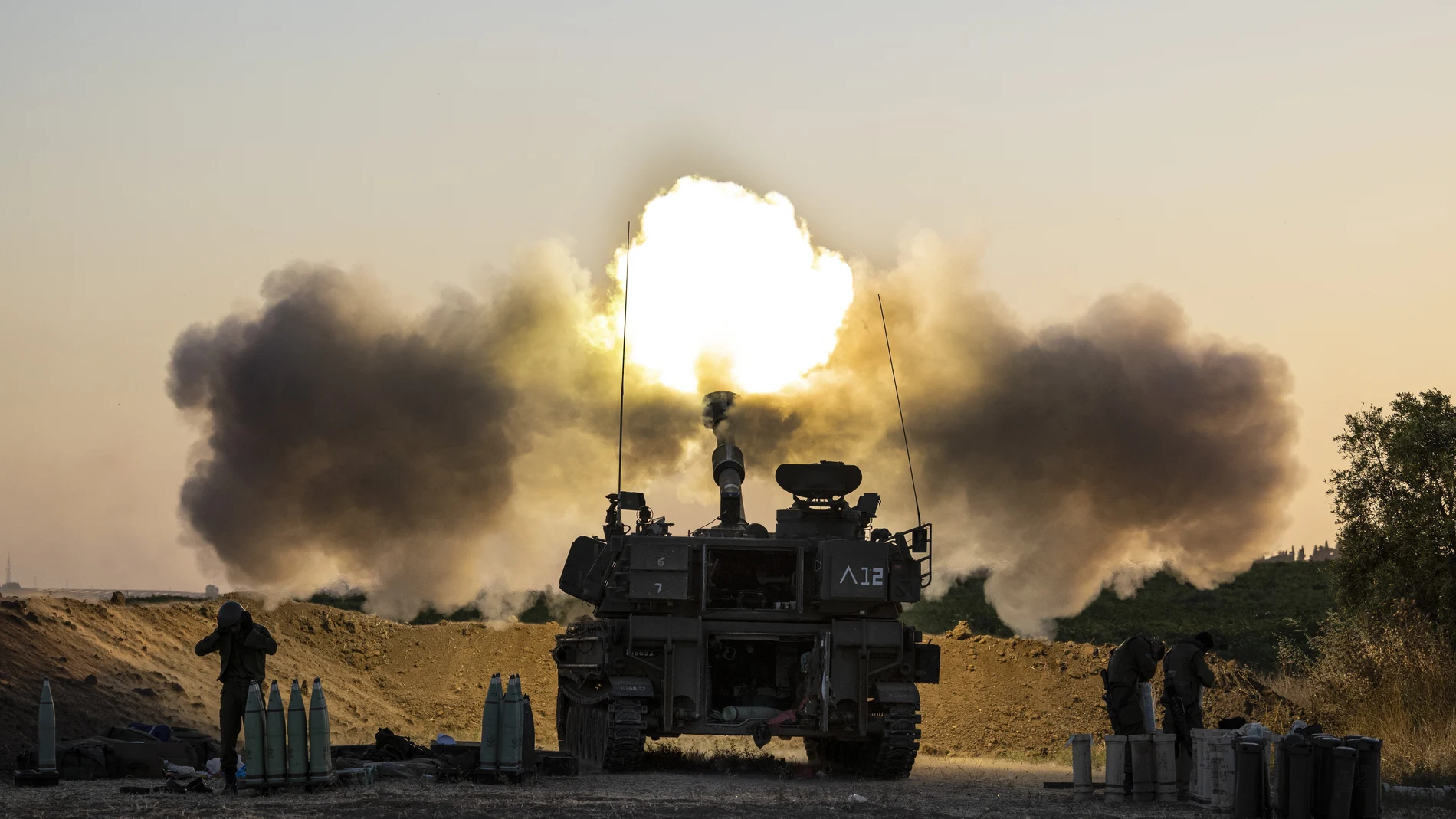 Un carro de combate israelí lanza proyectiles contra objetivos de Hamás en la Franja de Gaza