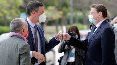 El presidente del Gobierno, Pedro Sánchez, saluda al presidente de la Generalitat, Ximo Puig (d)