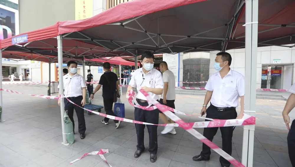 Funcionarios acordonan la zona del SEG Plaza en Shenzhen tras ser clausurado por haber registrado unos temblores extraños