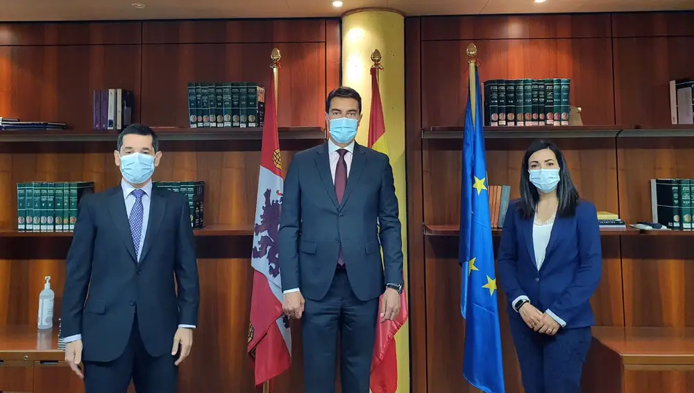 El consejero de la Presidencia, Ángel Ibáñez, recibe a los representantes de Execyl Francisco Hevia y Susana Aguado