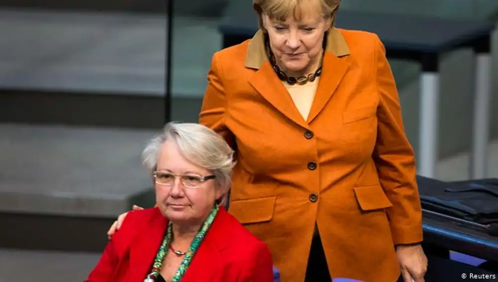 La ex ministra de Investigación Annette Schavan, junto a Angela Merkel en el Bundestag