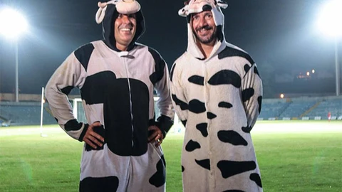 El presidente y el entrenador del Santa Clara, disfrazados de vacas.