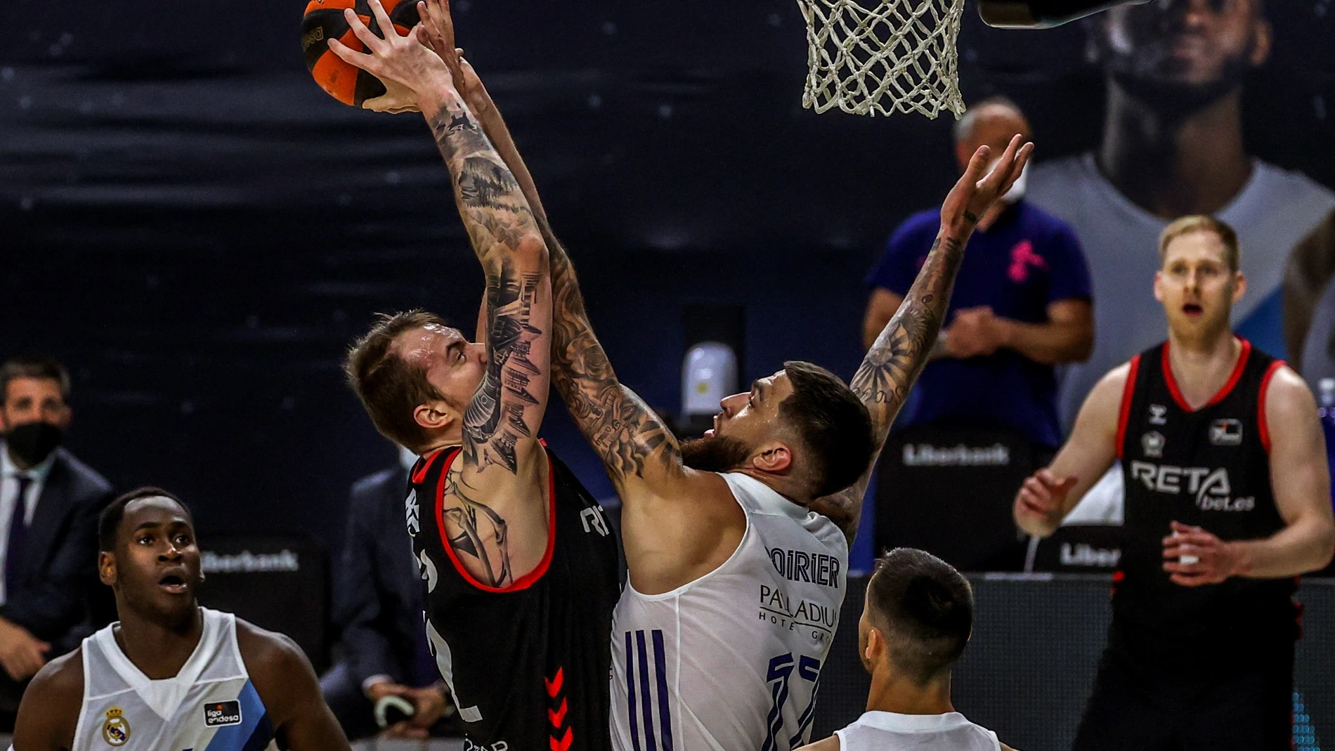Poirier frena al pívot del RETABET Bilbao Basket Ondrej Balvin