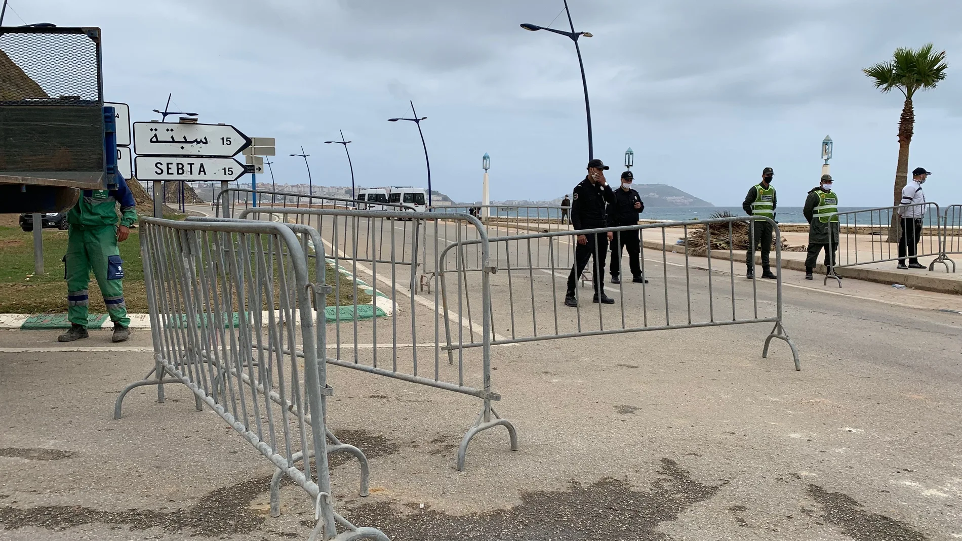 Autoridades marroquíes refuerzan este jueves la vigilancia en la carretera entre Fnidq (Castillejos), en un punto ubicado en Marruecos a dos kilómetros del lado marroquí del paso fronterizo de Tarajal, que conecta Marruecos con Ceuta