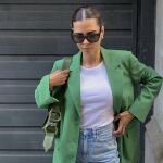 Emelie Lindmark con jeans, camiseta básica y blazer/ Instagram @emitaz