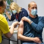 El príncipe William recibe la primera dosis de la vacuna del coronavirus