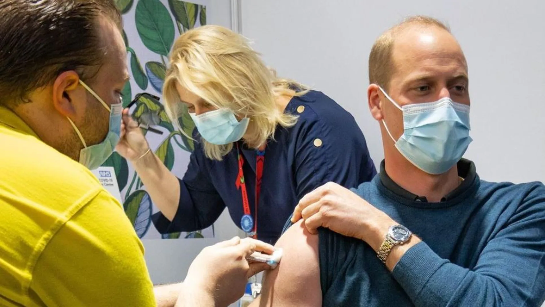 El príncipe William recibe la primera dosis de la vacuna del coronavirus