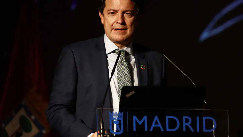 GRAF2456. MADRID (ESPAÑA), 20/05/2021.- presidente de la Junta de Castilla y León, Alfonso Fernández Mañueco interviene durante el acto de clausura del ciclo de conferencias 'Madrid y las Comunidades de Castilla 1521-2021', organizado por el área de Cultura, este jueves en Madrid. El Ayuntamiento de Madrid homenajeará la figura de la reina Juana I de Castilla con una escultura que instalará en otoño en el paseo de los Reyes del parque de El Retiro, con motivo del quinto centenario de la batalla de Villalar (1521), conocida como la Revolución de las Comunidades de Castilla. EFE/ Javier López