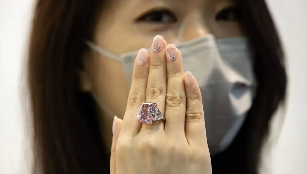 Hong Kong (China), 20/05/2021.- A woman displays the Sakura Diamond during preview at Christie's in Hong Kong, China, 20 May 2021. The 15.81 Carat Fancy Vivid Purple Pink Internally Flawless Type lla Diamond Ring will be auctioned in Hong Kong on 23 May 2021 for an estimated 25 million to 38 million US dollars. EFE/EPA/JEROME FAVRE