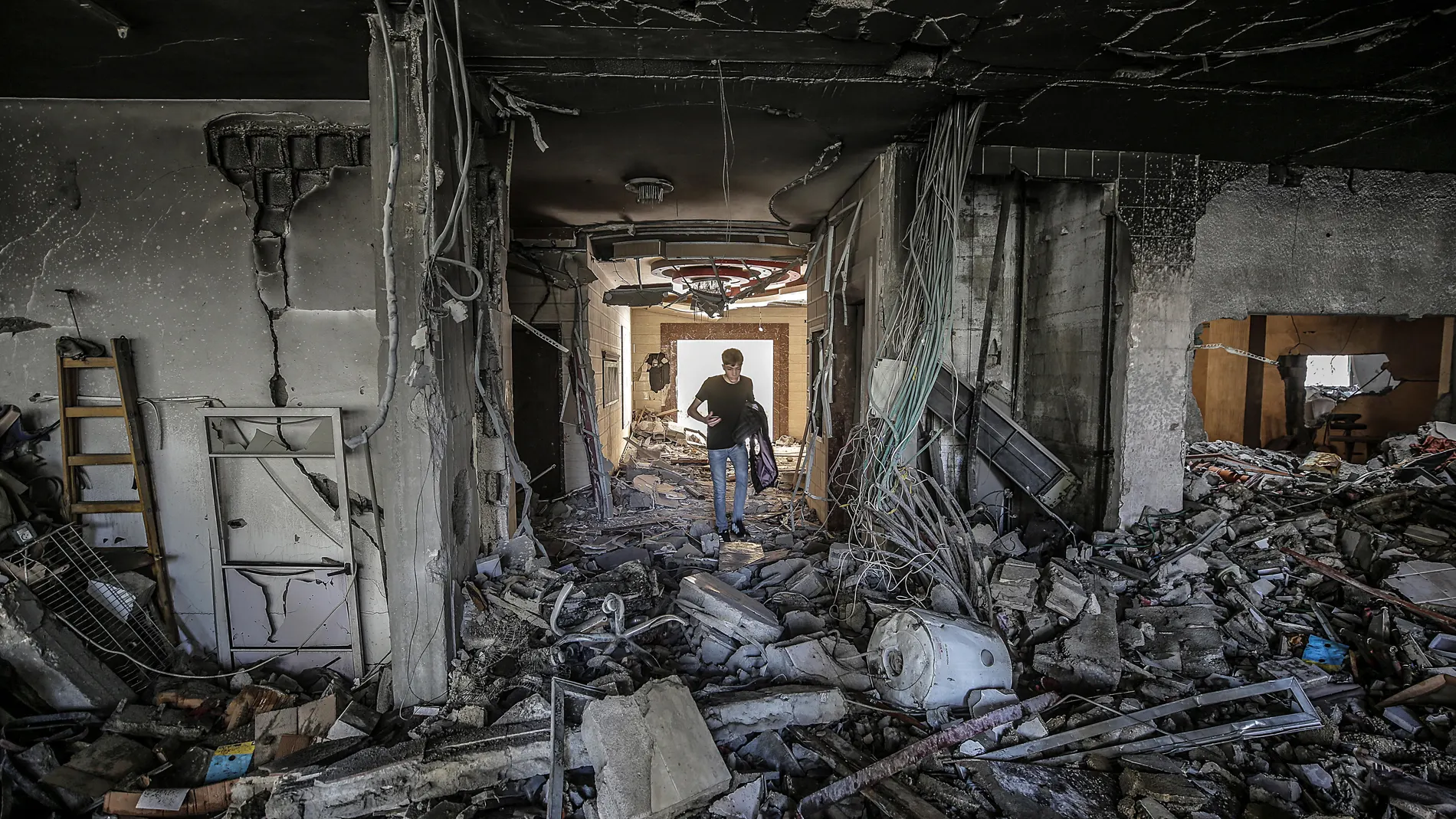 Un palestino inspecciona uno de los edificios derribados por los bombardeos israelíes en Gaza