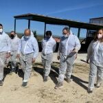 El vicepresidente, portavoz y consejero de Transparencia, Ordenación del Territorio y Acción Exterior, Francisco Igea, realiza una visita a las instalaciones de la Granja Avicogan, de Kerbest