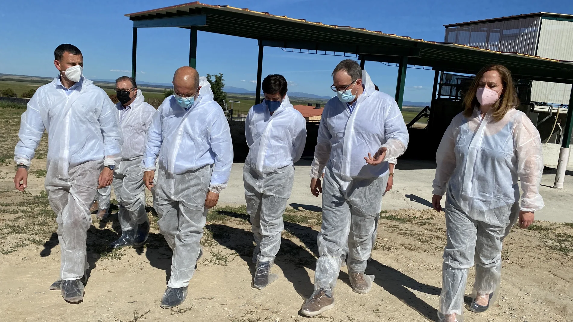El vicepresidente, portavoz y consejero de Transparencia, Ordenación del Territorio y Acción Exterior, Francisco Igea, realiza una visita a las instalaciones de la Granja Avicogan, de Kerbest