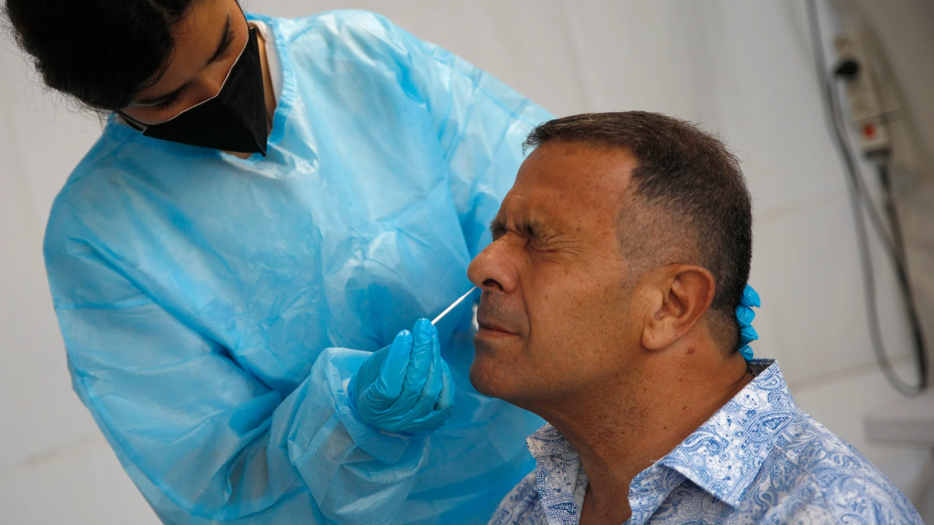 Un sanitario hace un test de antígenos en Can Milà a un hombre que va a participar en un ensayo sobre coronavirus en bares musicales