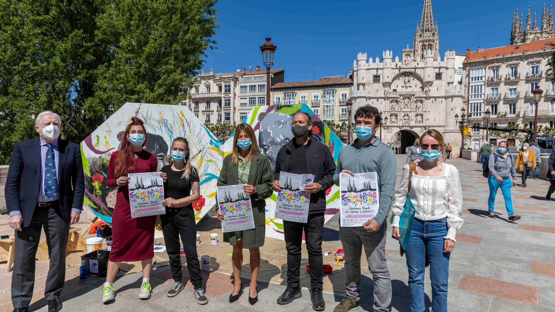 De izqda. a dcha.: Antonio Miguel Méndez Pozo (vicepresidente de la Fundación VIII Centenario de la Catedral. Burgos 2021), Elia Rebé y Lucía García (alumnas de la Escuela de Arte y Superior de Diseño de Burgos), Piluca Gil (directora general de la Fundación VIII Centenario de la Catedral. Burgos 2021), Regue Fernández Mateos (artista multidisciplinar y miembro de StARTer Proyectos Culturales), Alejandro Caballero (director de la Escuela de Arte y Superior de Diseño de Burgos) e Isabel Pinto (técnica de la Fundación VIII Centenario de la Catedral. Burgos 2021).