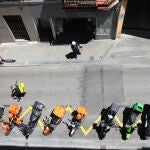 La estrecha calle de José Calvo, de una dirección, registra un tráfico constante de «riders»