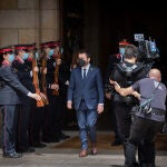 Pere Aragonès sale del Parlament tras ser investido como nuevo presidente de la Generalitat.