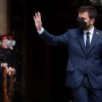 El nuevo presidente de la Generalitat, Pere Aragonès, saluda tras ser elegido por mayoría absoluta en la segunda jornada del debate de investidura celebrado en el Parlament este viernes. EFE/Enric Fontcuberta