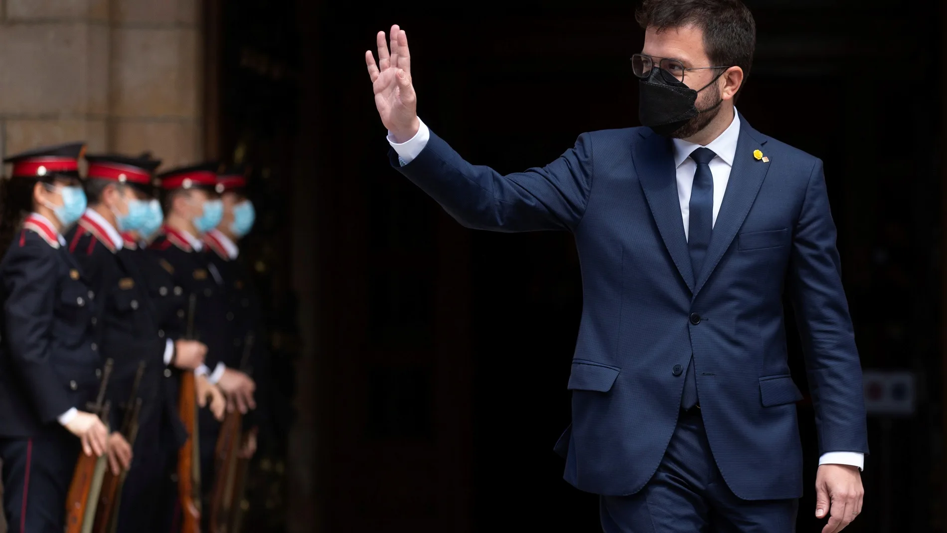 El nuevo presidente de la Generalitat, Pere Aragonès, saluda tras ser elegido por mayoría absoluta en la segunda jornada del debate de investidura celebrado en el Parlament este viernes. EFE/Enric Fontcuberta