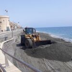 Aportación de arena en la playa de Balerma, en El Ejido (Almería)