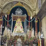 La Virgen del Rocío en su altar de cultos de Pentecostés de la parroquia de la Asunción de Almonte (Huelva)