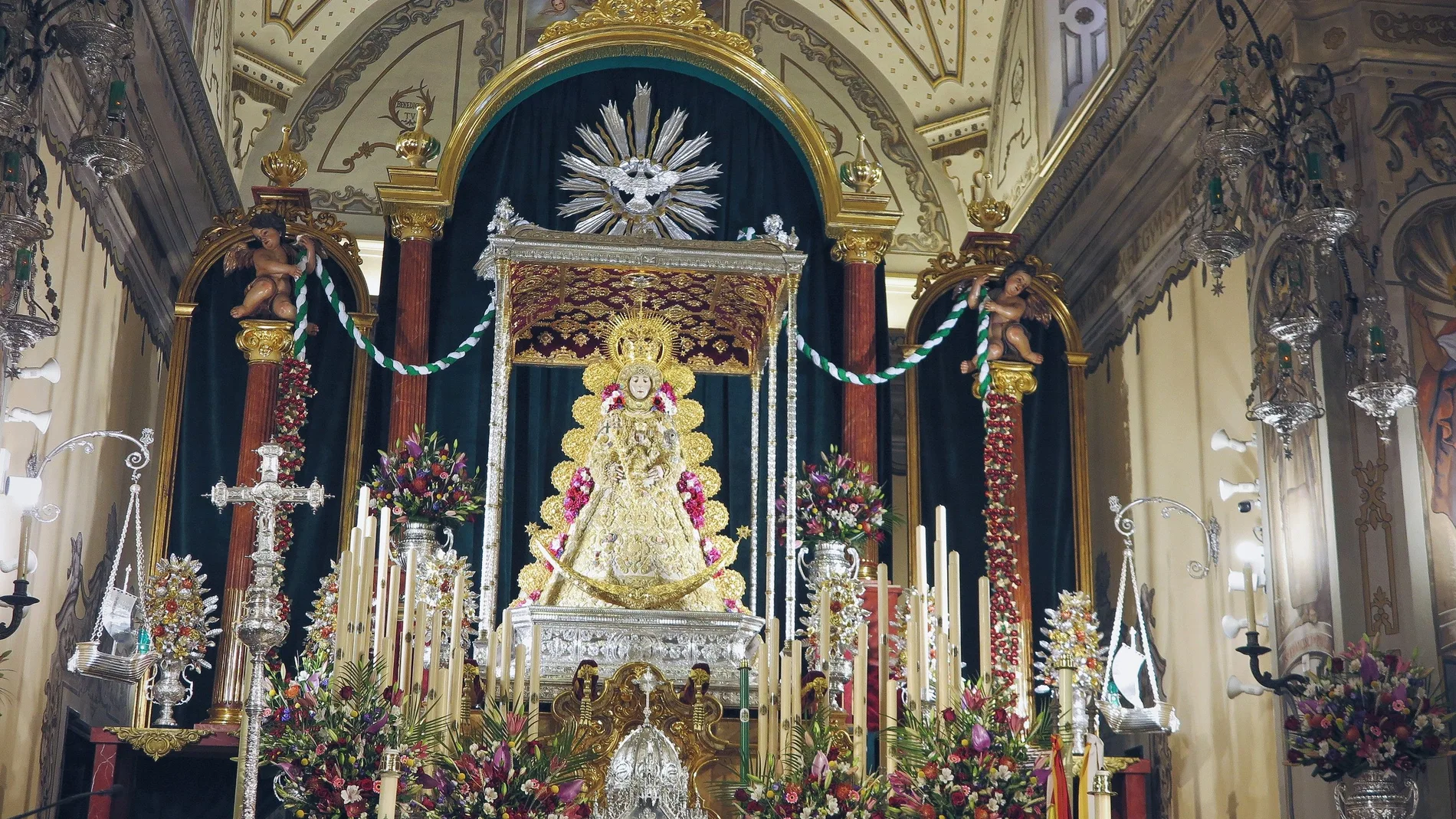 La Virgen del Rocío en su altar de cultos de Pentecostés de la parroquia de la Asunción de Almonte (Huelva)