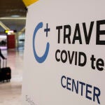 Un cartel en el que se lee: "Travel Covid Test Center" en la terminal T4 del Aeropuerto Adolfo Suárez Madrid-Barajas, a 21 de mayo de 2021