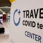 Un cartel en el que se lee: &quot;Travel Covid Test Center&quot; en la terminal T4 del Aeropuerto Adolfo Suárez Madrid-Barajas, a 21 de mayo de 2021