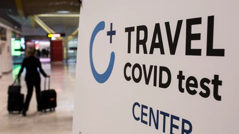 Un cartel en el que se lee: "Travel Covid Test Center" en la terminal T4 del Aeropuerto Adolfo Suárez Madrid-Barajas, a 21 de mayo de 2021