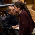 Pablo Echenique y Pablo Iglesias durante la sesión Constitutiva de la XIV Legislatura del Congreso de los Diputados.