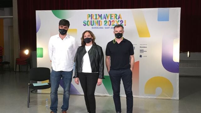 La alcaldesa de Barcelona, Ada Colau, flanqueada por los dos codirectores del Primavera Sound, Alfonso Lanza (i) y Alberto Guijarro (d)