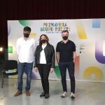 La alcaldesa de Barcelona, Ada Colau, flanqueada por los dos codirectores del Primavera Sound, Alfonso Lanza (i) y Alberto Guijarro (d)