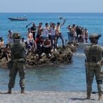 Cientos de inmigrantes en la playa del Tarajal de Ceuta