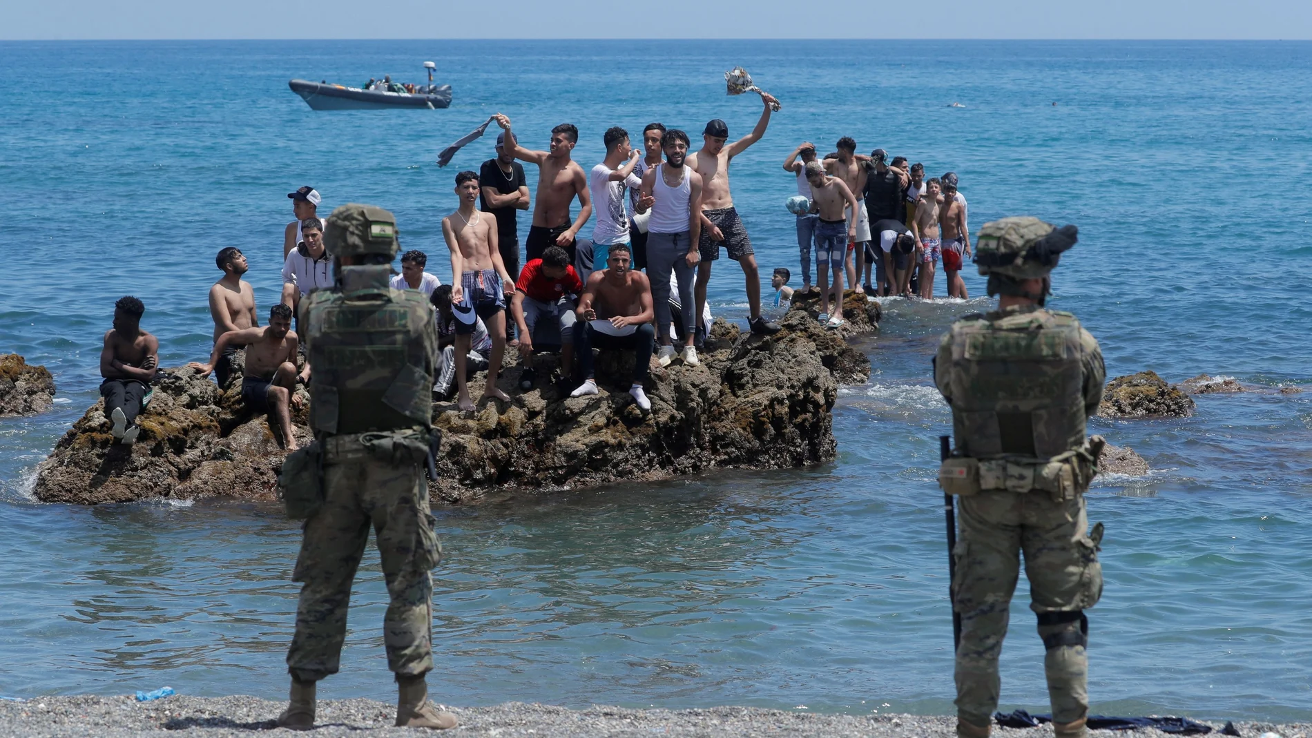 Cientos de inmigrantes en la playa del Tarajal de Ceuta