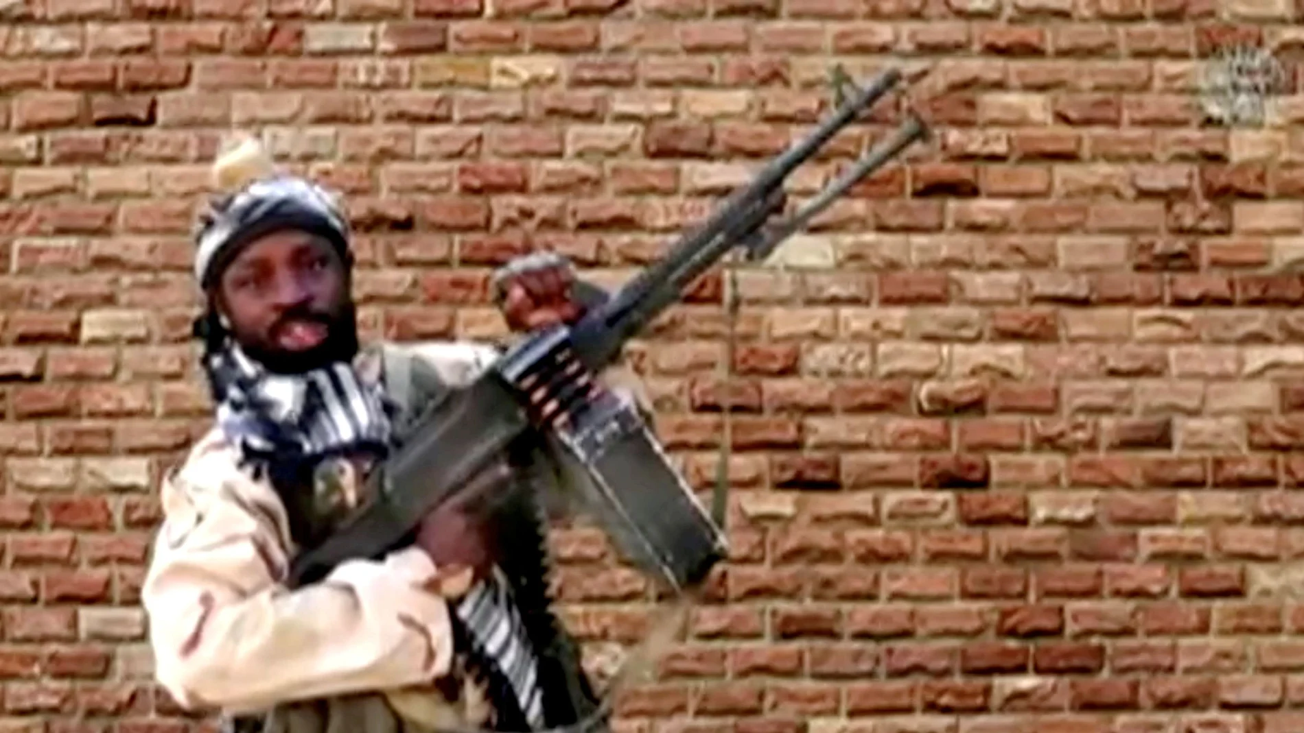 El líder de Boko Haram Abubakar Shekau levanta un arma automática en algún lugar sin especificar de Nigeria en una imgen de archivo sacada de un vídeo de propaganda